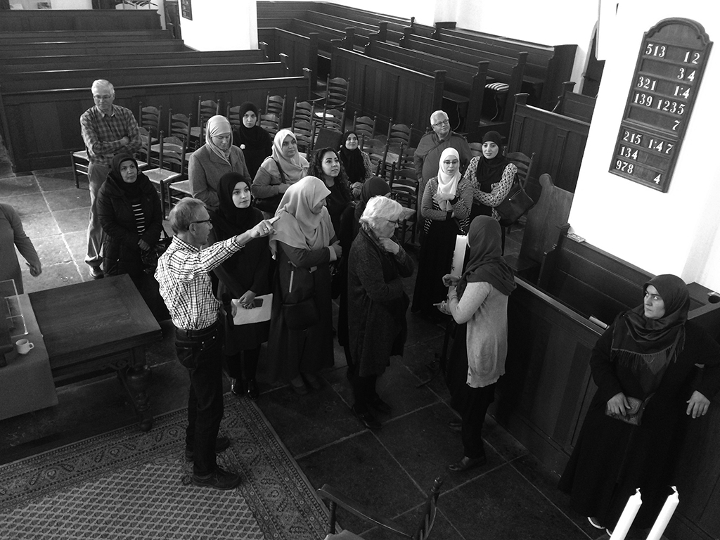 moslima's op bezoek in de Oudshoornse kerk in Alphen aan den Rijn